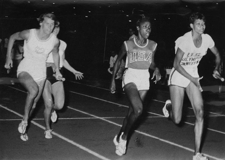 Giochi Olimpici Roma, 8/9/1960. Rudolph, a destra, all&#39;ultimo cambio alla staffetta 4x100, porta la nazionale USA alla vittoria